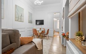 Central Luxury Apartments With Private Garden & Parking