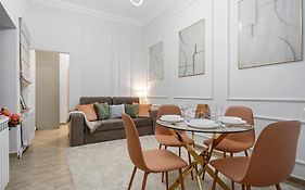 Central Luxury Apartments With Private Garden & Parking